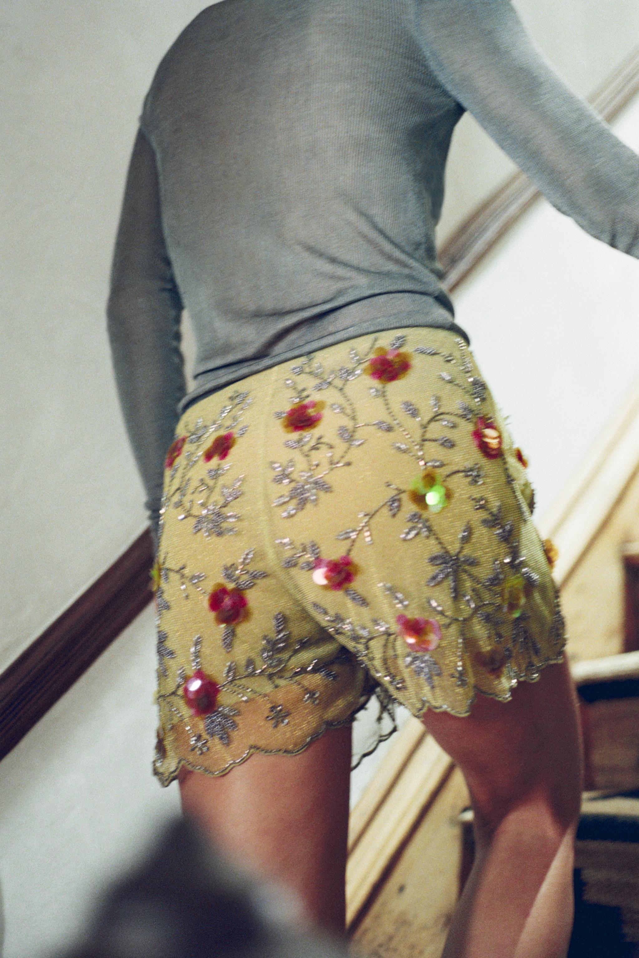 SHORT BRODÉ AUX MOTIFS FLORAUX